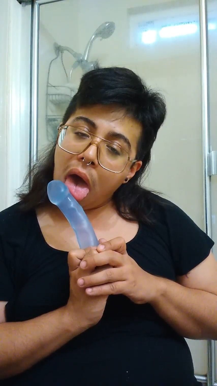 Amateur gagging while deep throating