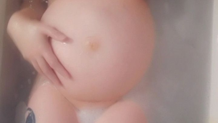 9 Month Pregnant Bubble bath