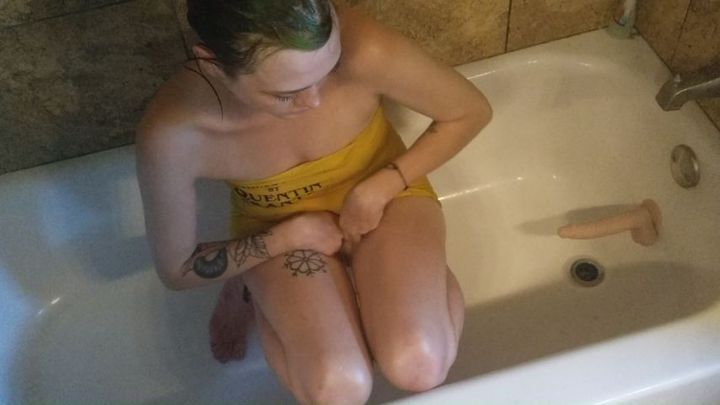 Daddy makes me pee in the tub