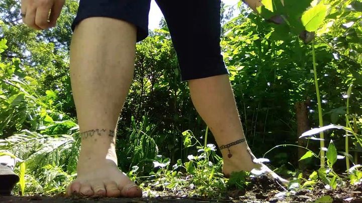 Barefoot Gardening [*FREE