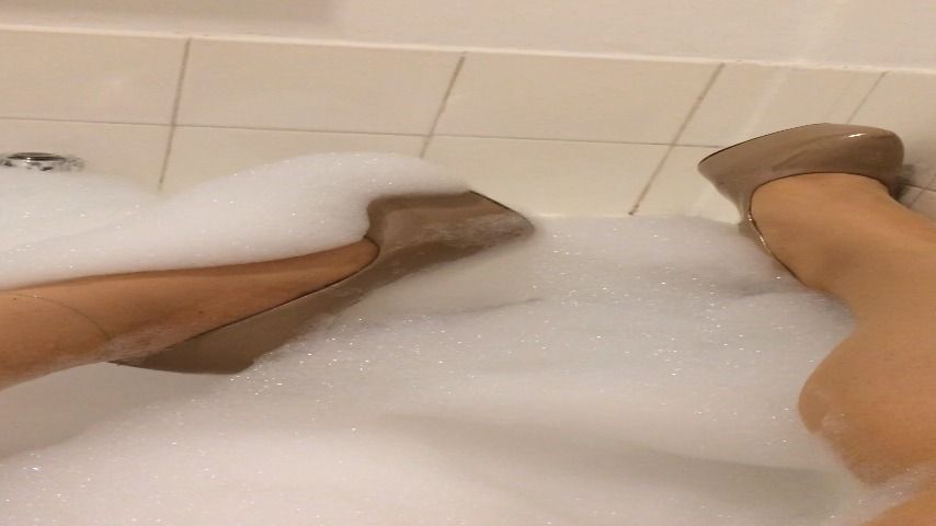 Nude tights and heels ripping in bath