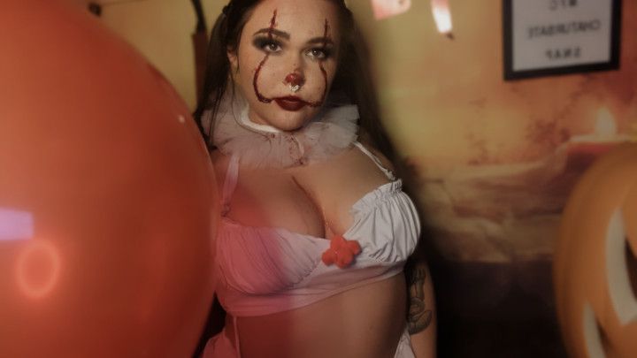 Pennywise Cosplay Balloon popping