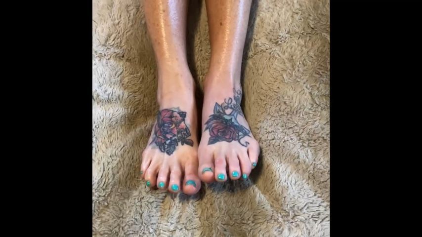 Hot MILF oils up tattooed feet