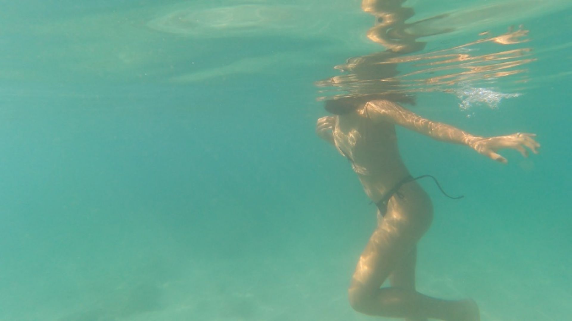 Alice fun beach adventure -Flashing her boobies underwater