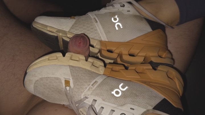 Shoejob with On Cloud sneakers in car, cum inside