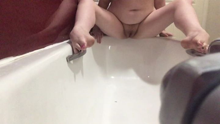Arikajira 11 Weeks Pregnant Bathtub Pee