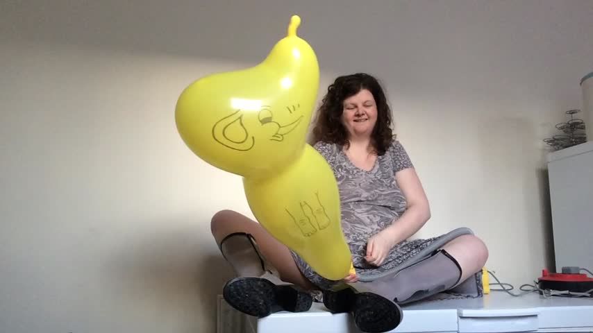 Ari Cat Wellies Yellow Huge Balloon 4
