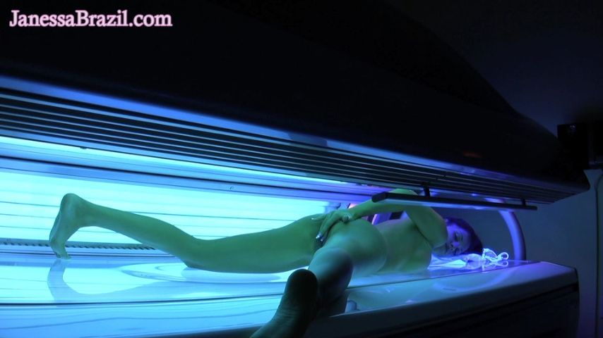 Playing with my Pussy In the Tanning Bed