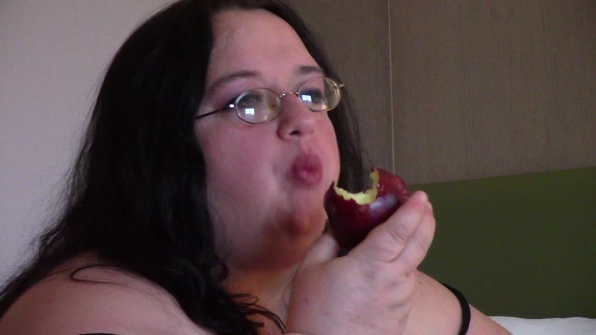 Lunar Eve: eats an apple