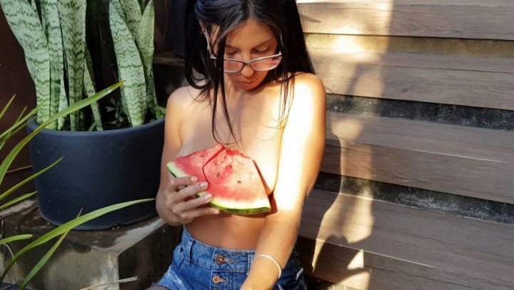 Lili loves watermelon - HD1080p