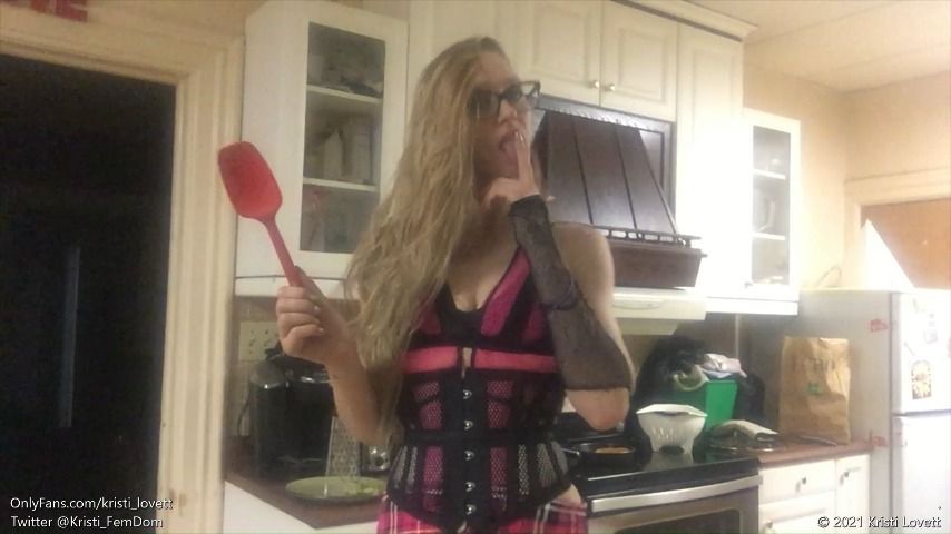 S34 Domme Mom in the Kitchen