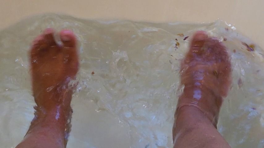 Pretty feet in the tub