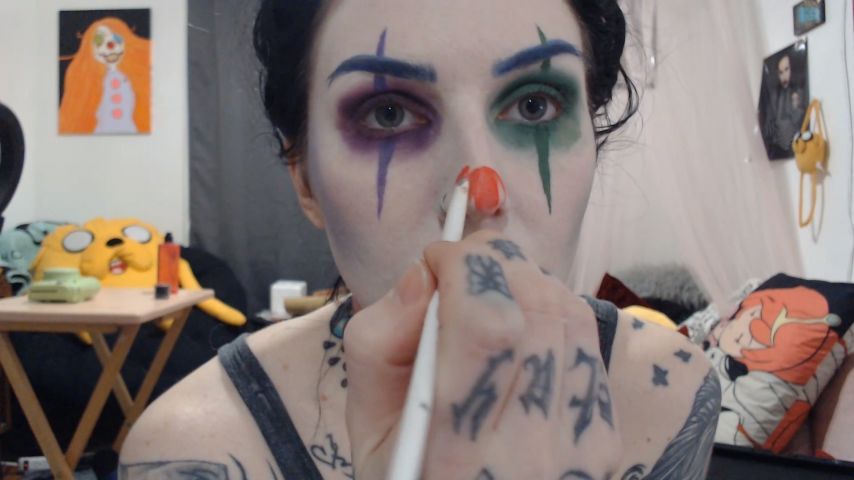 Doing my Clown Makeup