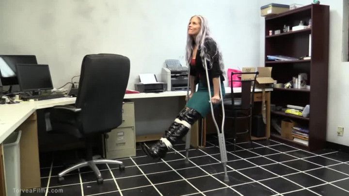 Anabelle Pync's Bondage Crutches WMV