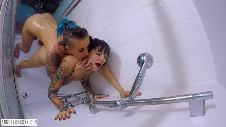 SEXY SHOWER PUSSY EATTING