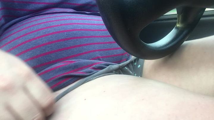Fucking my pussy with a brush in car