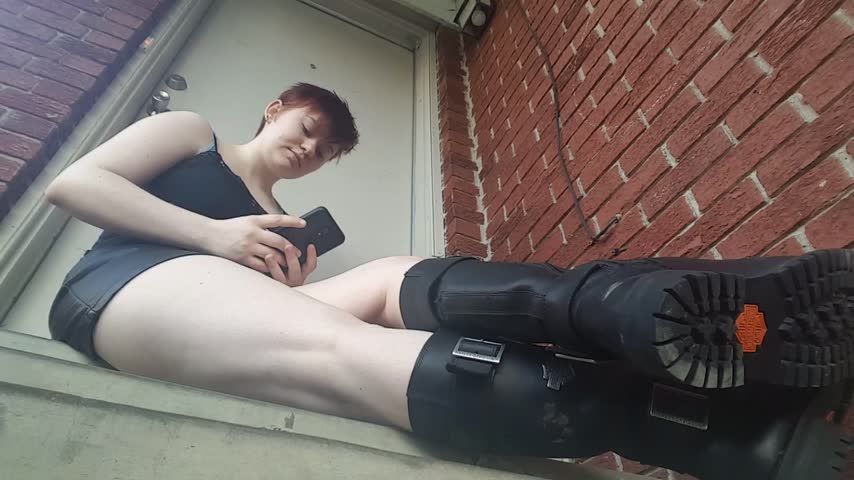 voyeur upskirt- leather miniskirt legs