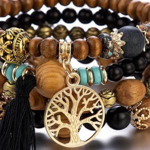 Set of women bracelets