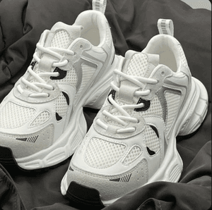 Sports shoes