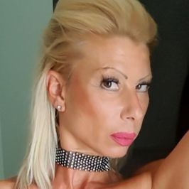 Necklace with sparkling stones