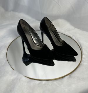 Black pumps