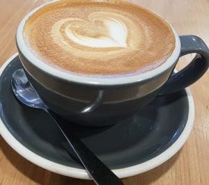 Me invita a un café