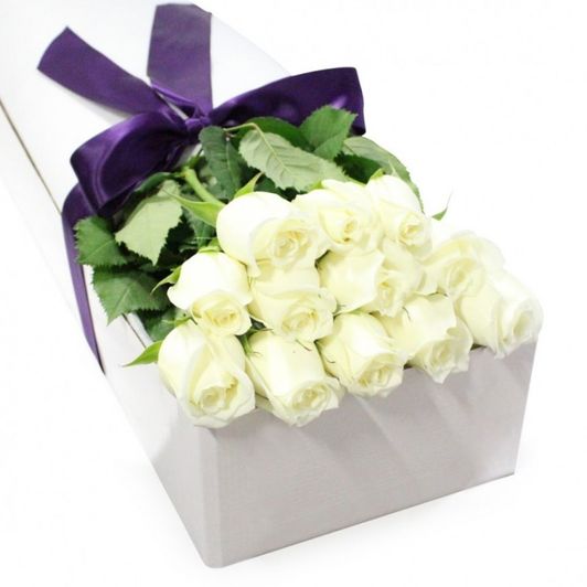 A dozen of roses buquet