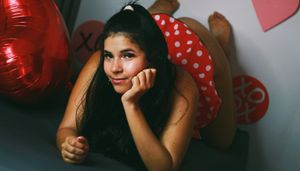 Hi bby ! im so horny right now ! Come and fuck my big ass! :