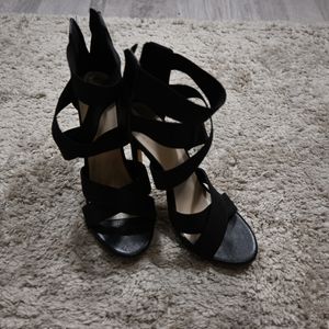 Sandals with elastic bands