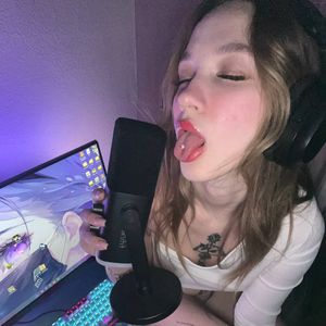 SFW A girl whos a gamer! Does that turn you on