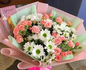 Present me my favorite daisies with roses