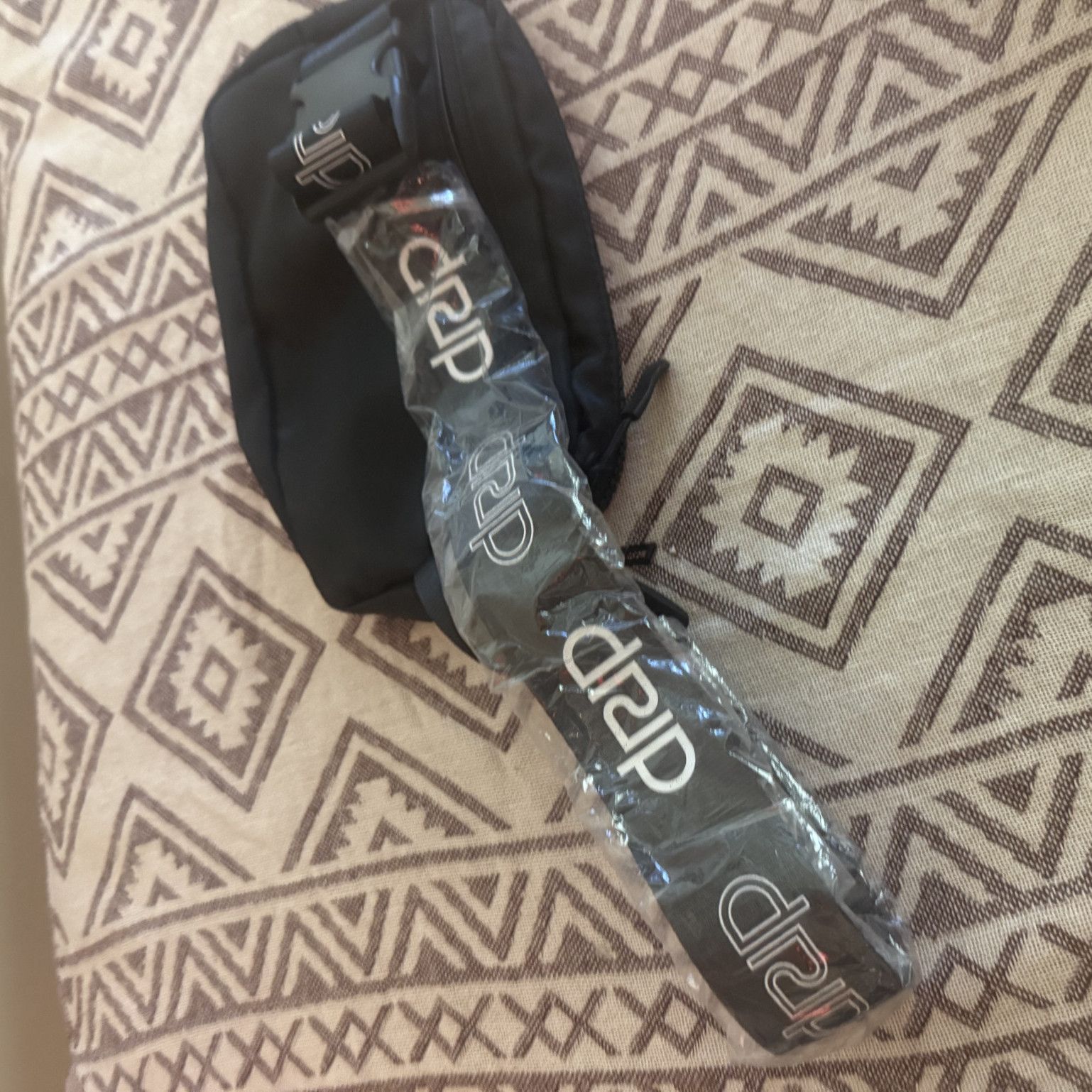 Drip shoulder bag