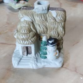 Casa de adorno con chimenea de Navidad