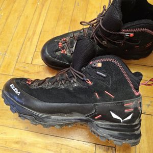 Im selling my branded trekking boots