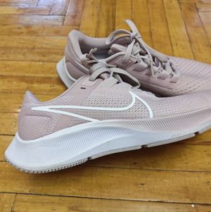 Selling my almost new Nike sneakers