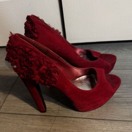 Red pumps