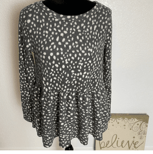 NWOT Riah Fashion Gray and White Polka Dots Ruffled Hem Swea