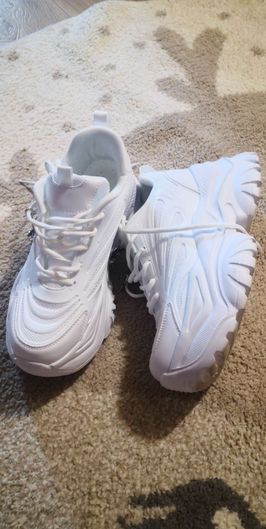 white sneakers size 41