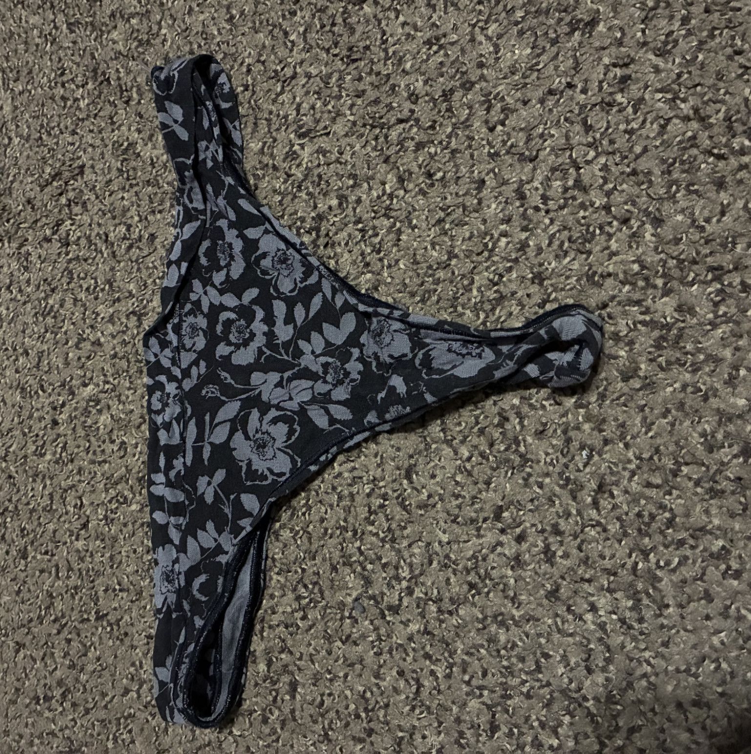 Black and grey flower thong
