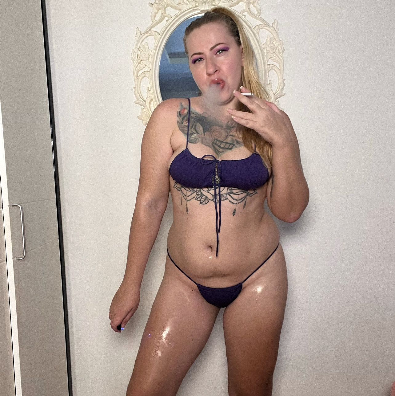Babe smoking and flash boobs pussy oil body