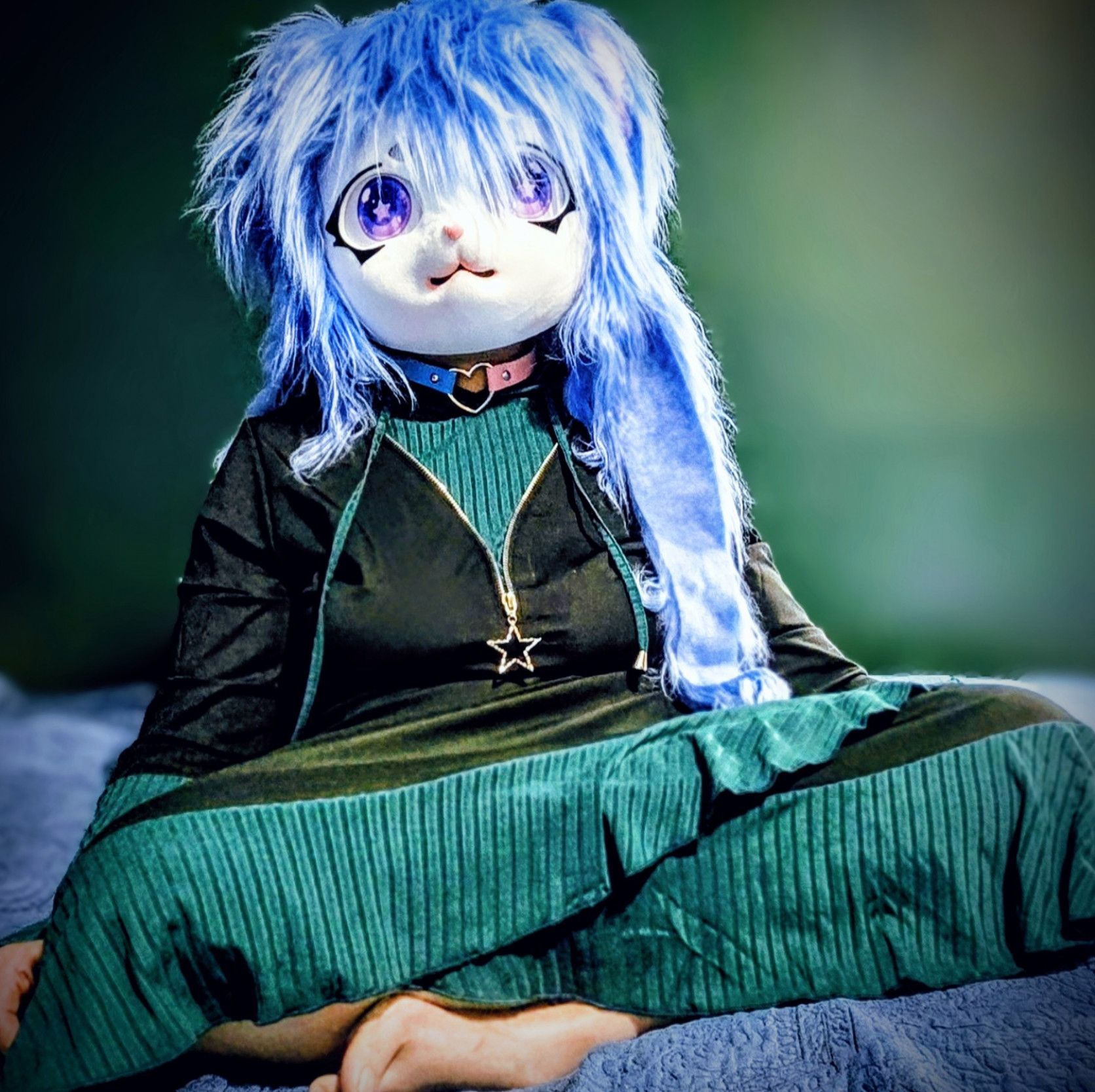 Neon Kitten Pussinesis : Kitten Poses as Anime Girl