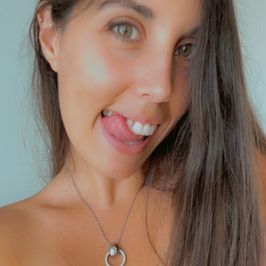 Selfies en toples de una morena natural