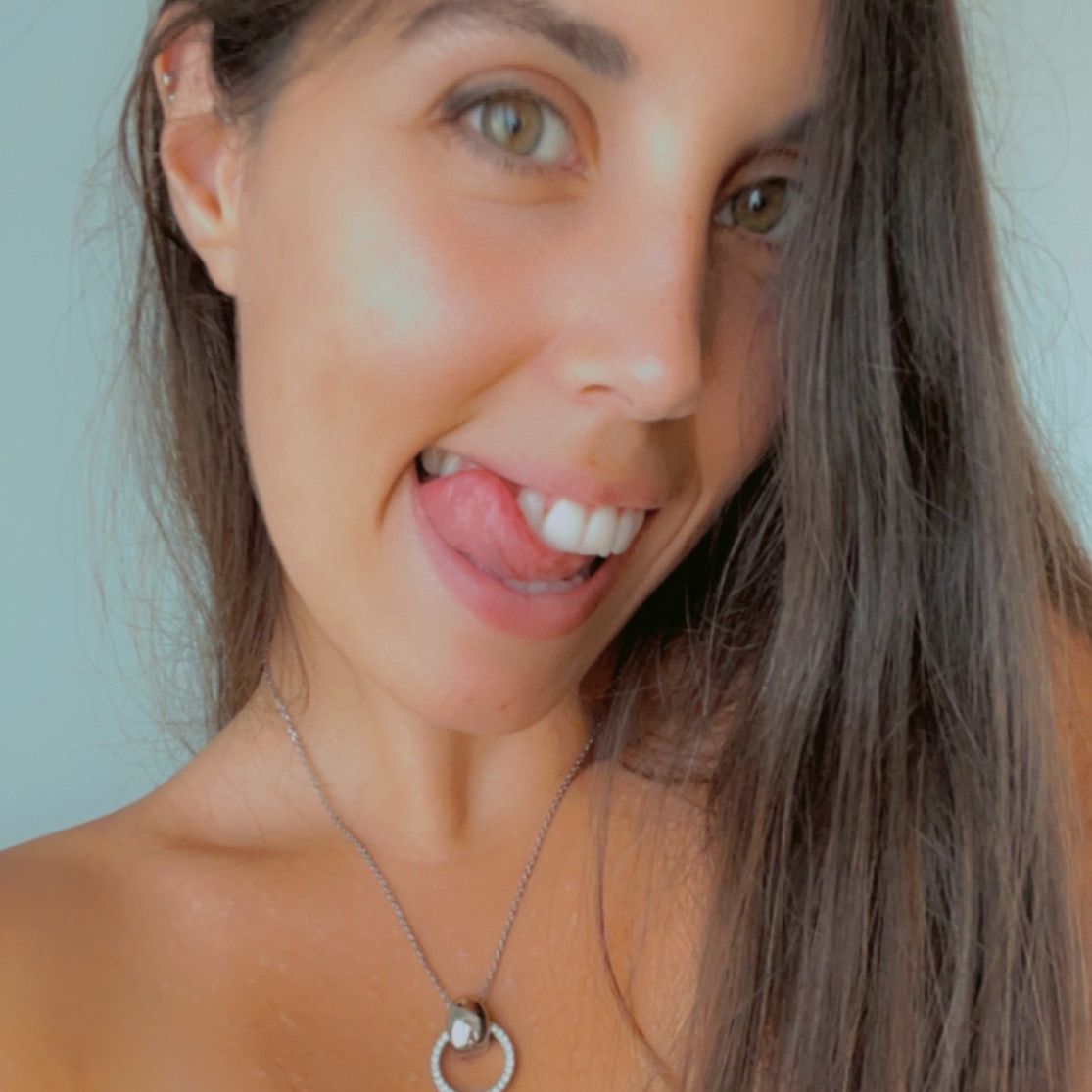 Selfies en toples de una morena natural