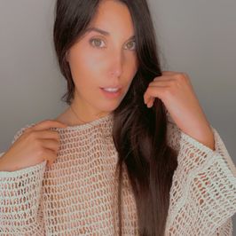 Jersey blanco con mangas de campana y transparencias