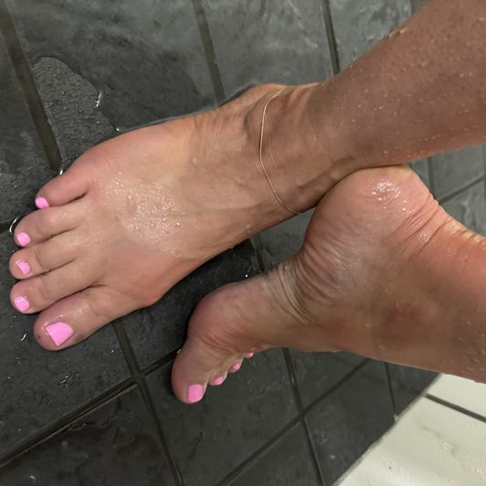 15 Pics of Wet Feet Pink Nails in Shower