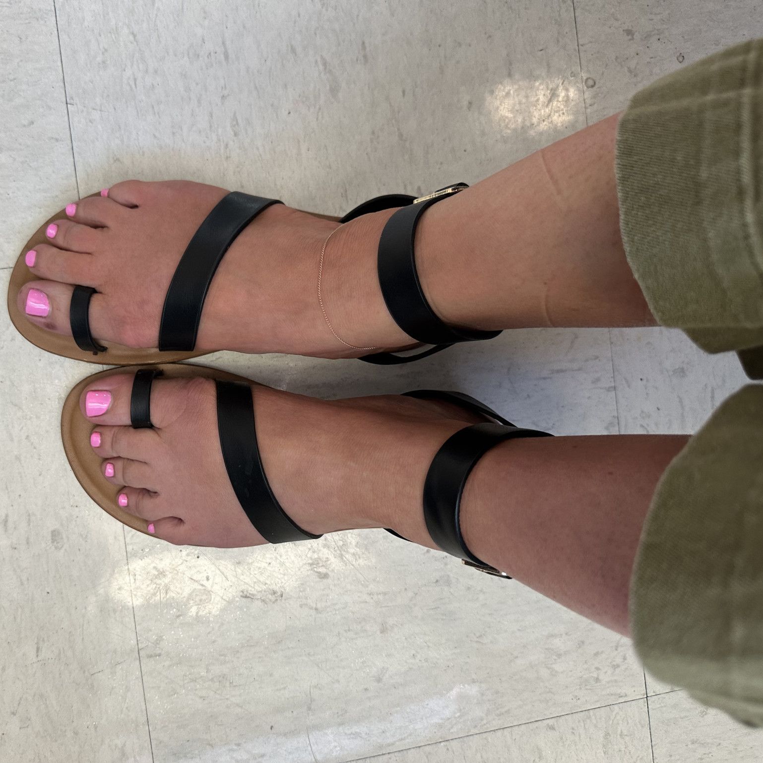 15 Pics of Pink Toenails in Black Sandals