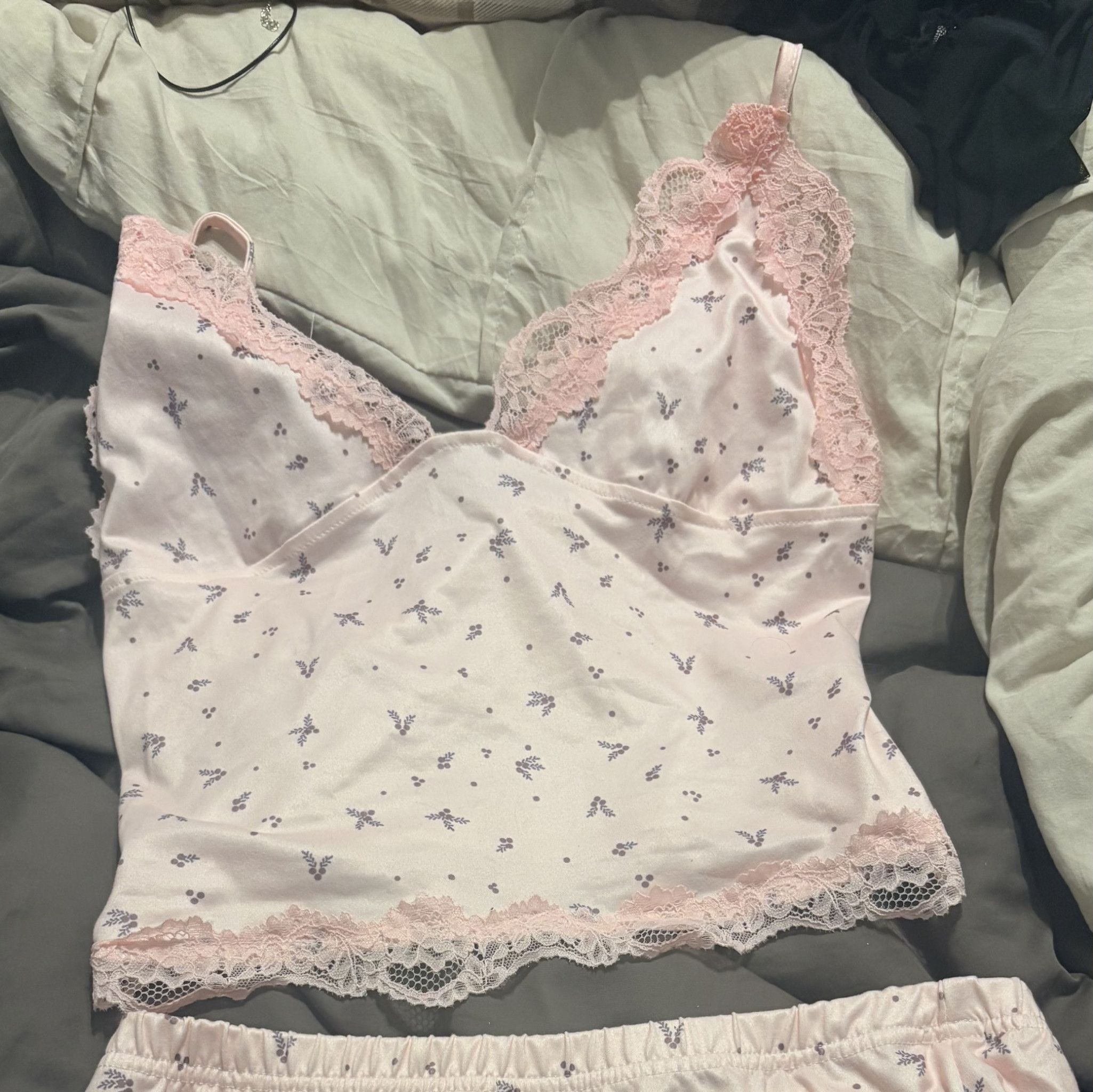 Use Pink and white Pyjama
