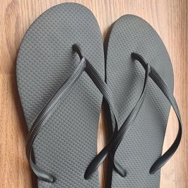 Black Old Navy Flip Flops