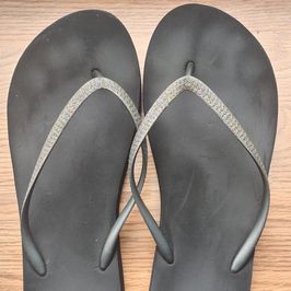 Very Worn Unbranded Black Flip Flops