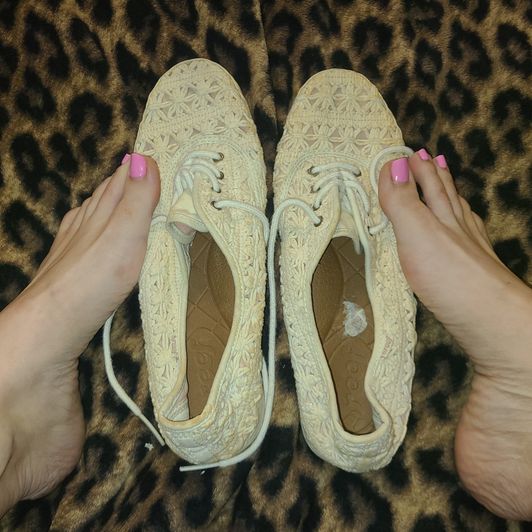 STINKY! SIZE 9 LACE CANVAS FLAT SNEAKERS SHOES